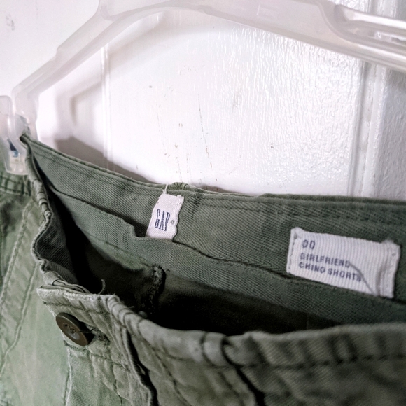 GAP Army Green Cargo Shorts - Picture 3 of 3